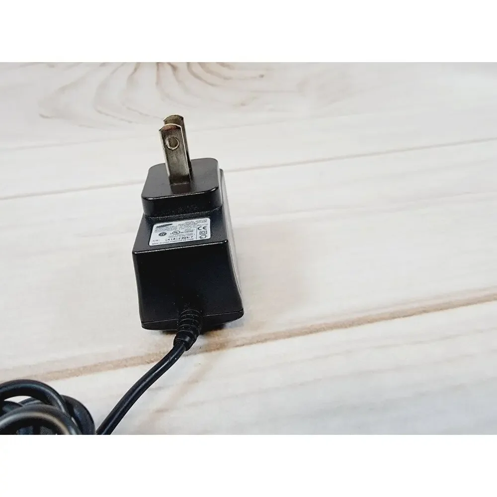 Genuine Samsung ATADM10JBE Power Supply AC Travel Adapter Output DC 5V 0.7A